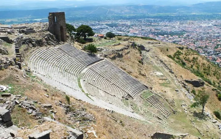 Pergamon Antik Kenti tiyatrosu ve Akropol’den Bergama manzarası, İzmir